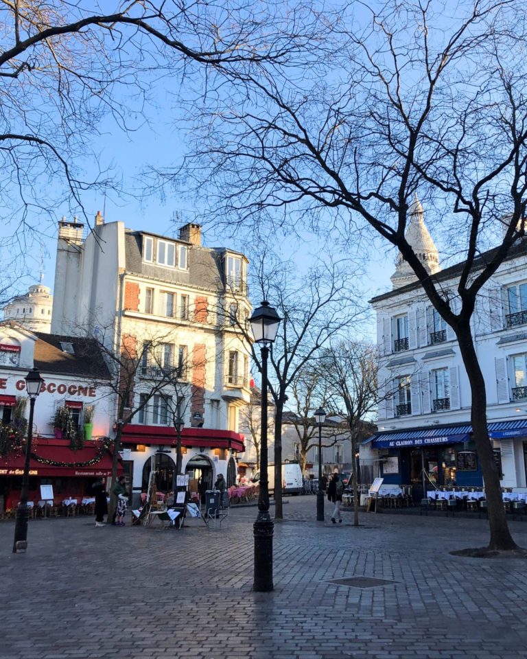 où s'embrasser à montmartre place du tertre