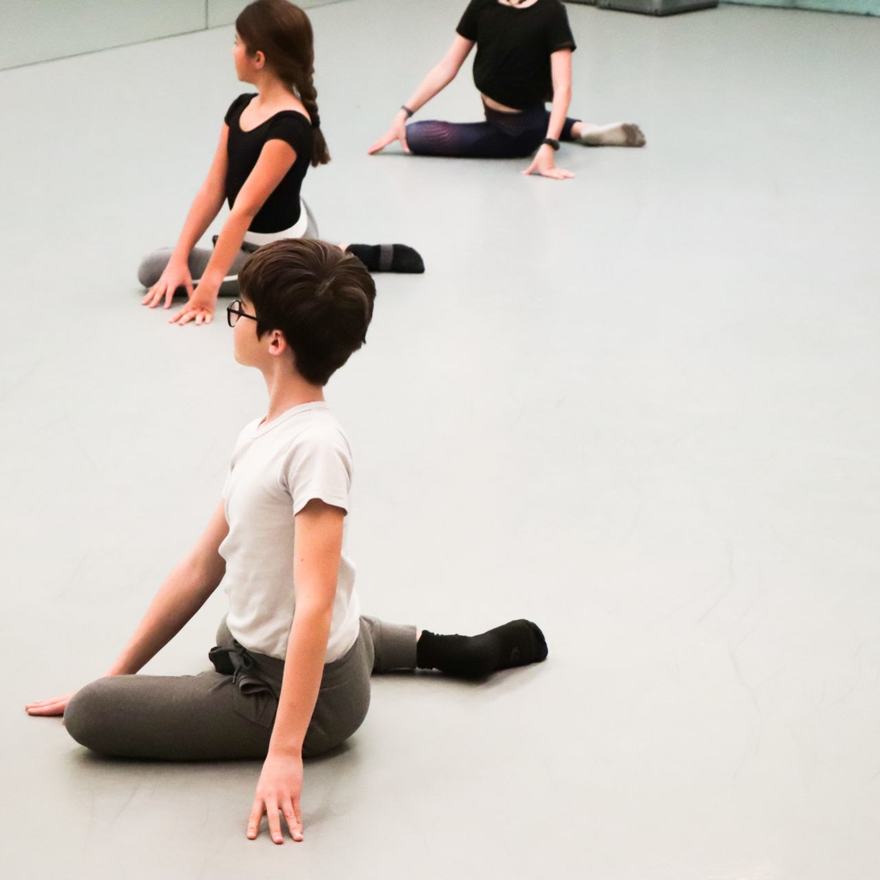 Enfants dans une salle de danse