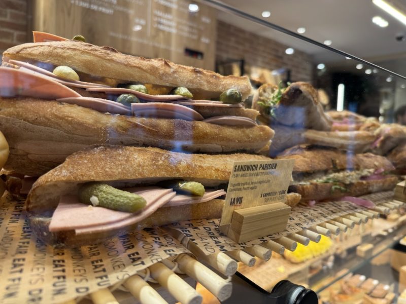 land & monkeys montmartre paris 18-07