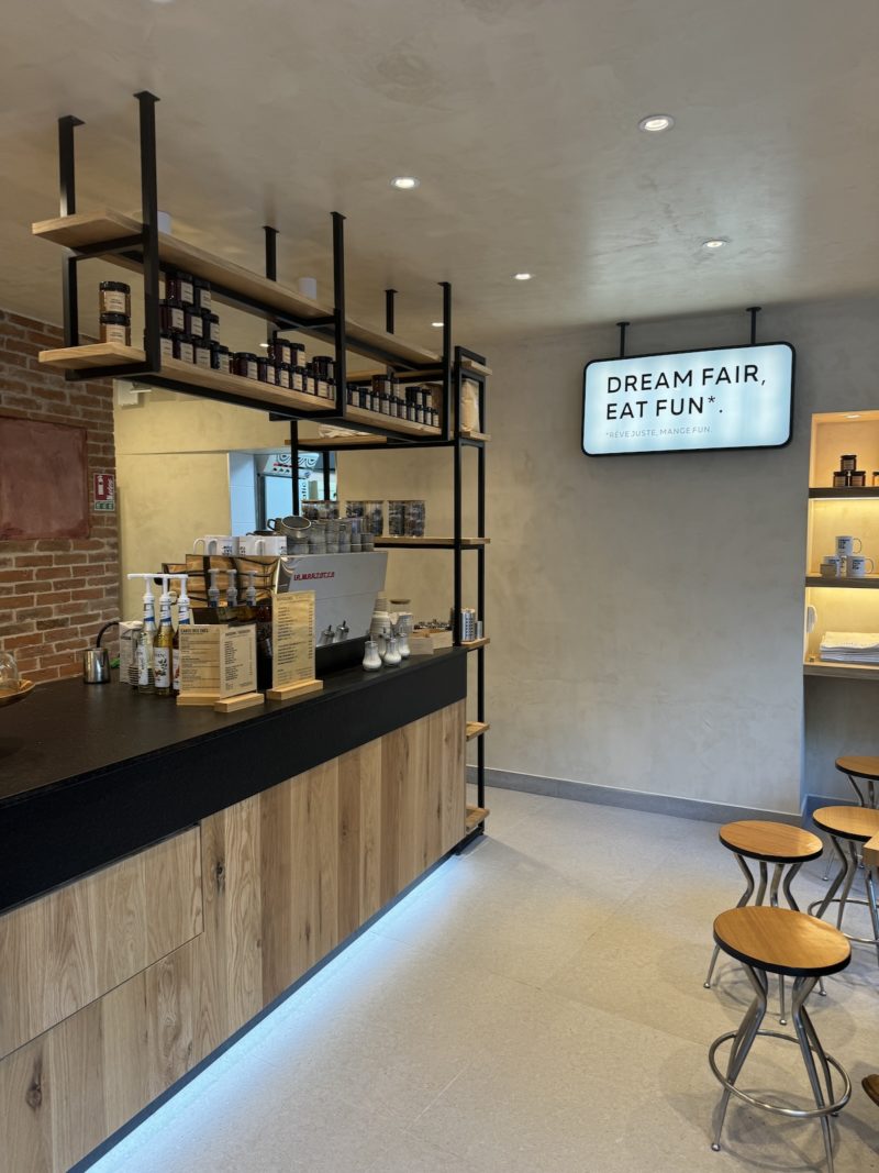 land & monkeys montmartre paris 18-12